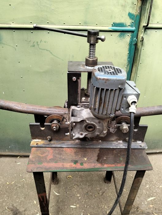 Vând mașină de roluri țeavă rotundă și pătrată acționată manual și ele