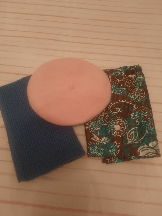 Берет, платок, хомут.