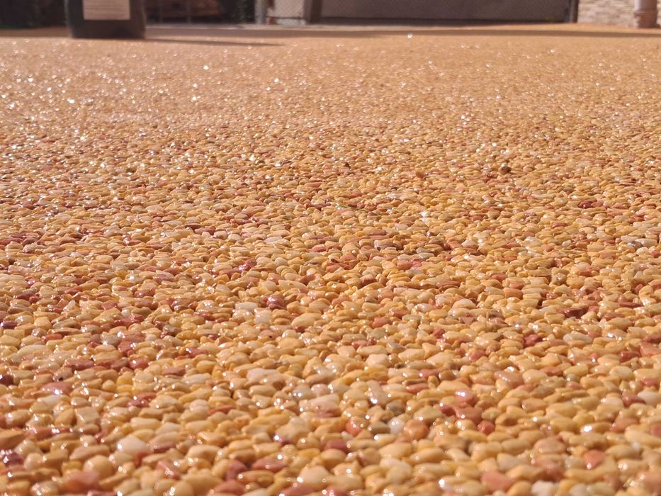 Продавам прозрачна полиуретанова смола за каменен килим.