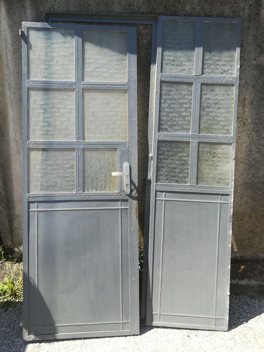 Метална врата остъклена.