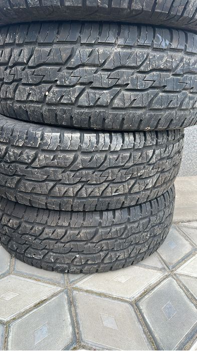 Vand 6 anvelope c ,4AT pentru Land cruiser si 2 pentru Duster aproape noi 215/65/16