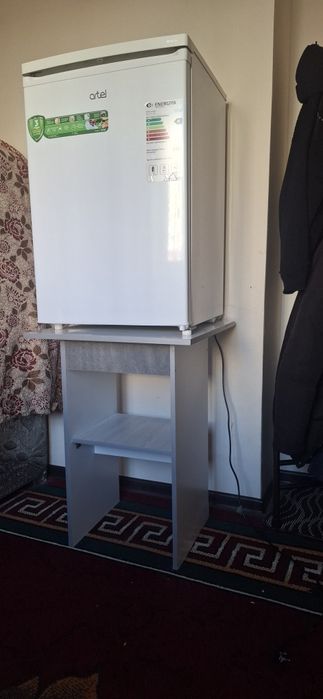 Artel muzlatgich model HS 137RN va stoli bilan
