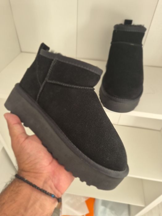 Cizme UGG mini negre din piele naturala