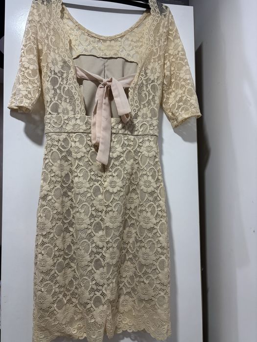 Кремава рокля с интересен гръб