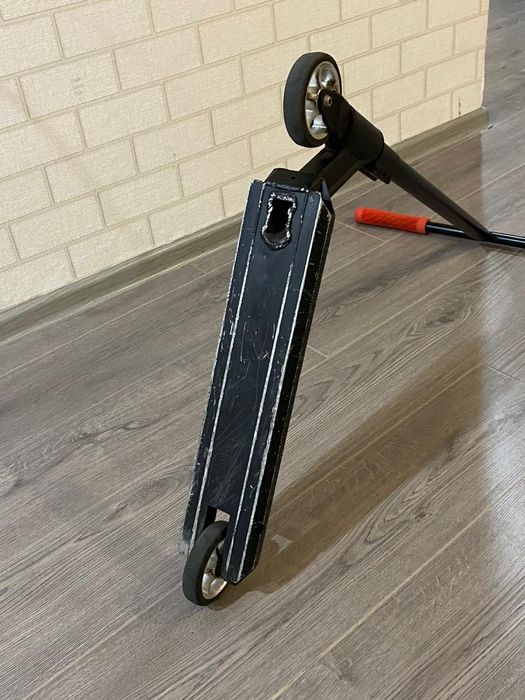 Трюковой самокат, скейтборд.