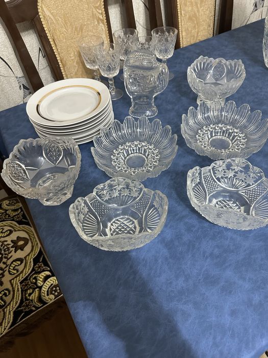 Хрустальные вазочки по 50000.бокальчики по 10000.тарелочки по 10000.