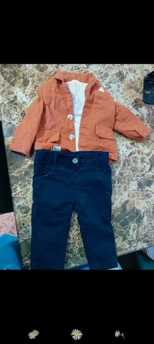 Vând costum bebelusi