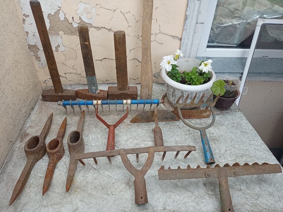 Грабли, тяпки, кирка. Караганда