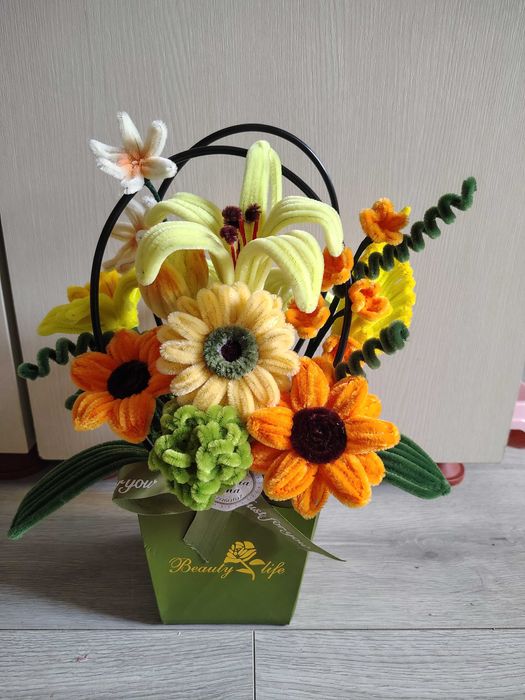 Flori lucrate manual din sârmă plușată