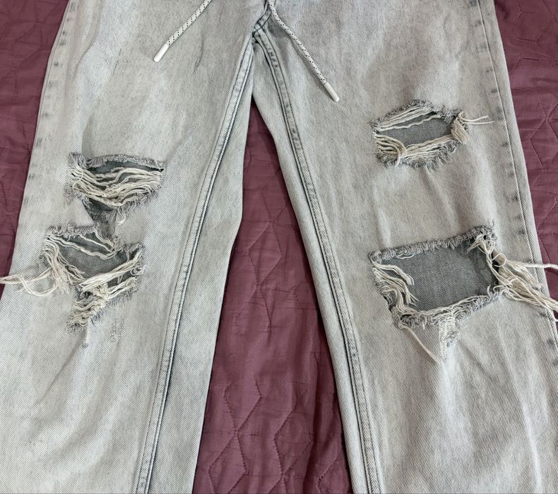 Сиви скъсани дънки на Bershka