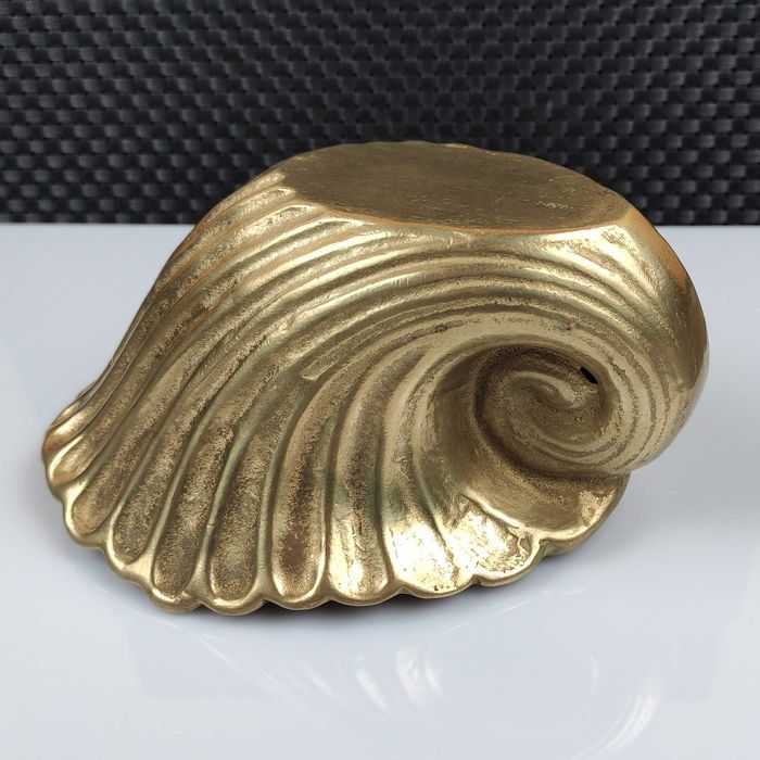 Масивна бронзова декорация