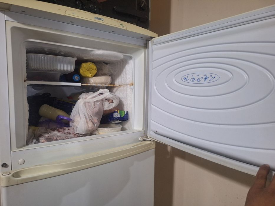 Uyda iwlab turgan muzlatgich