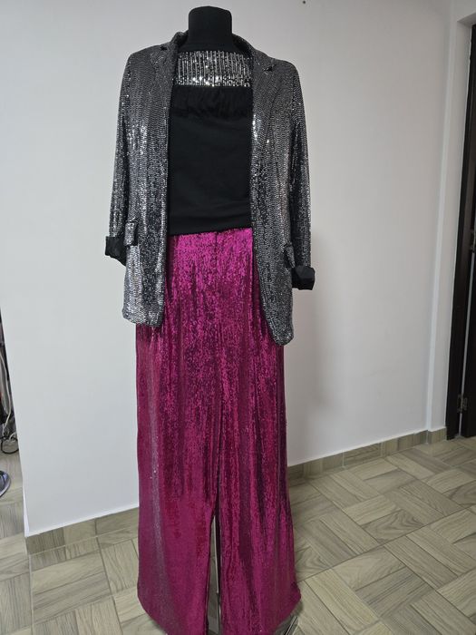 Pantaloni cu paiete fucsia, prezinta captuseala si buzunare