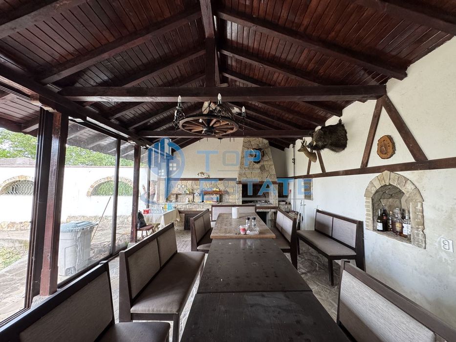 Къща с панорамна гледка във вилната зона между град Бяла Черкваи село