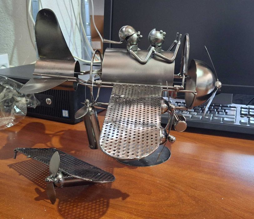 Suport vin decorativ, model cuplu in avion, argintiu