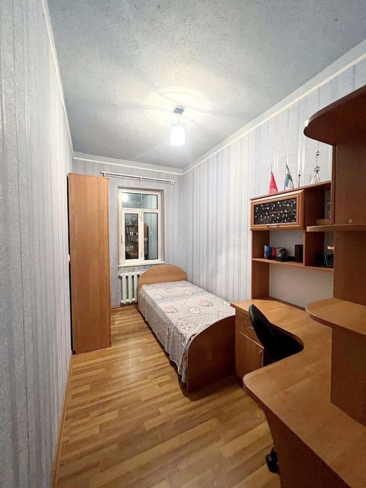 Ganga G'ofur Gulom metro oldida