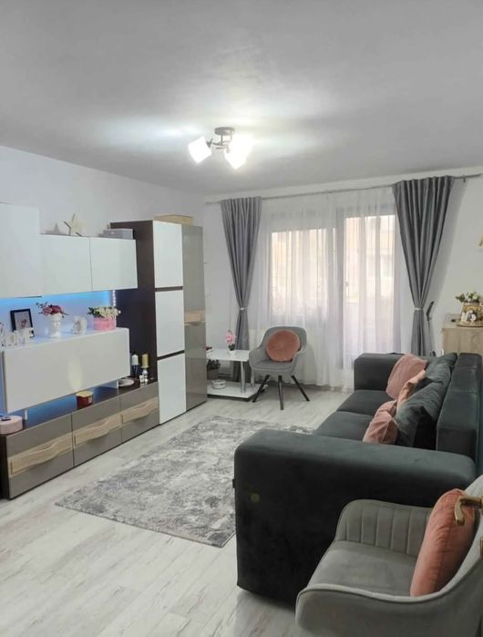 Închiriez apartament