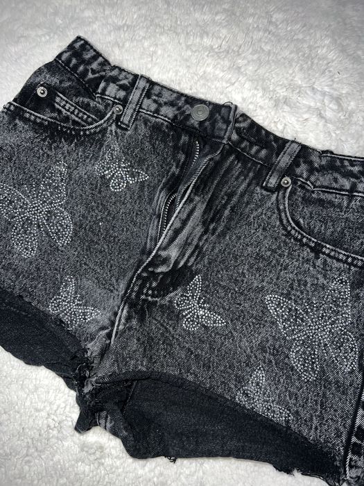 Дамски къси панталонки с камъчета отпред и малко отзад