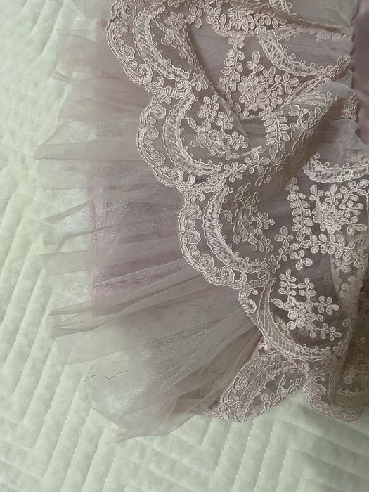 Красивое платье на девочку  2-3  месяцев