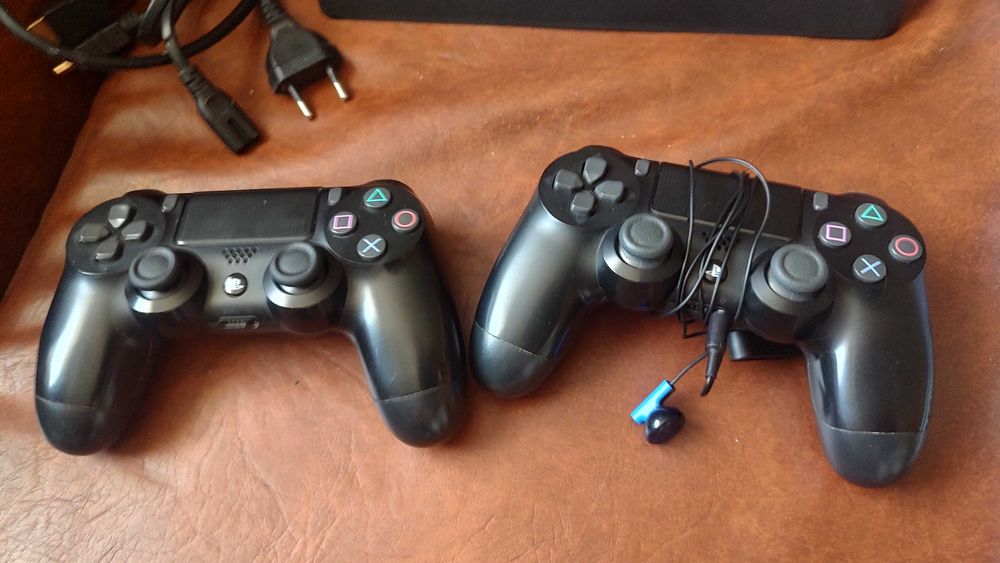 PS4 Slim + 2 Controllere DS4 + PSVR v2 Complet + 2 Controllere PS Move + 12 Jocuri