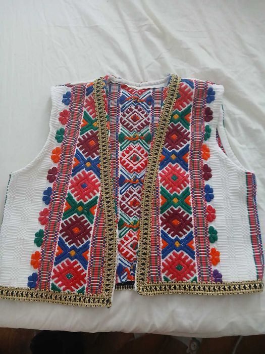 Costum popular făcut manual