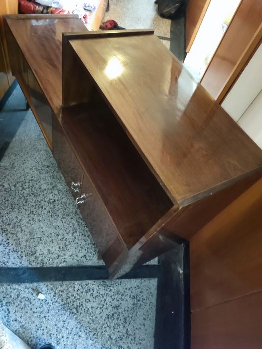 Подарявам винтидж шкаф- бюфет с витрина