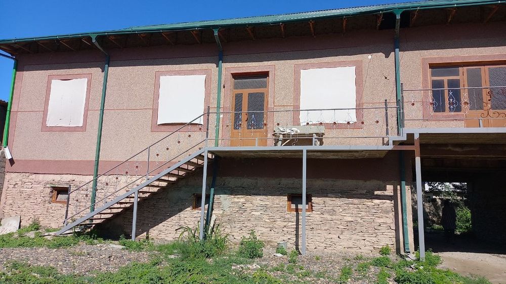 Uy (hovli) sotiladi srochni