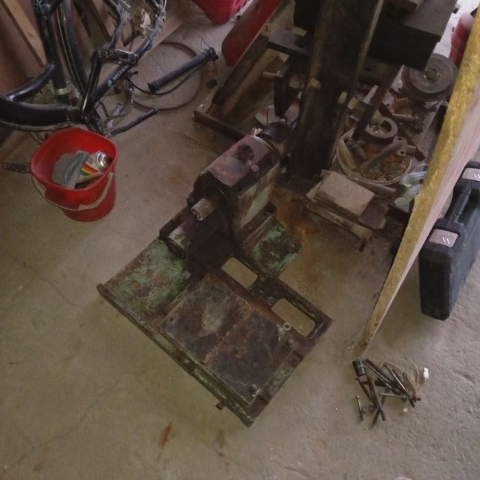 Burg'ulash stantsiyasi uchun stend     станина от сверлильного стоянка