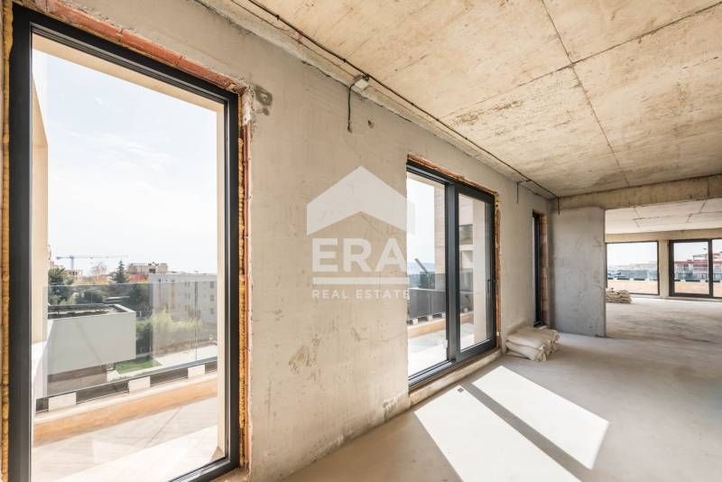 Многостаен пентхаус за продажба, с големи стаи и морска панорама, в но