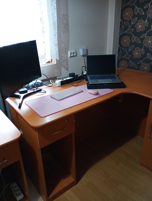 Birou pe colt și birou normal