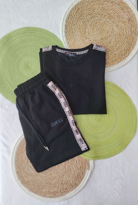 Дамски комплектиКъси панталони Налични размери C, M, L, XL. Памучна материя и достъпни цени.