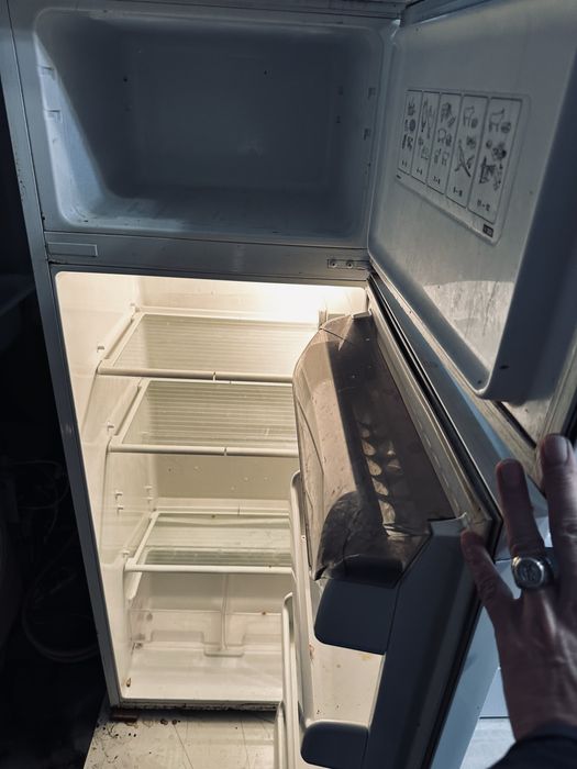 Холодильник продаю всё работает