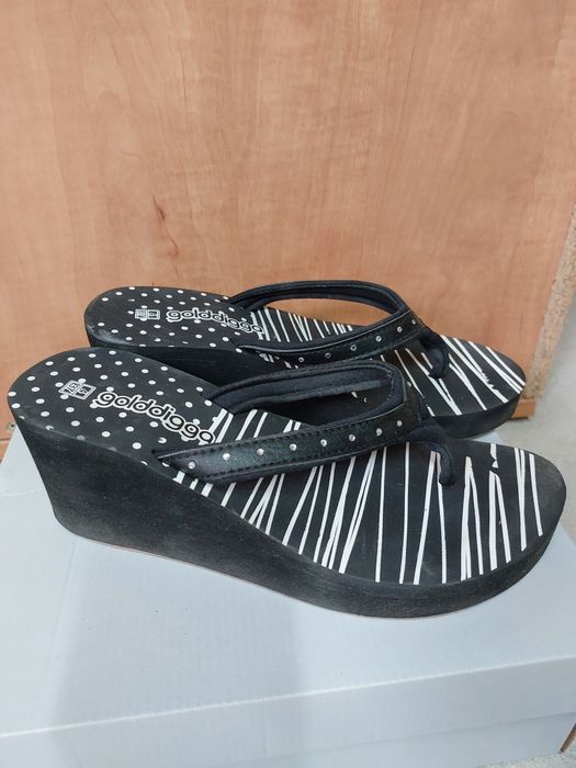 Продавам дамски чехли