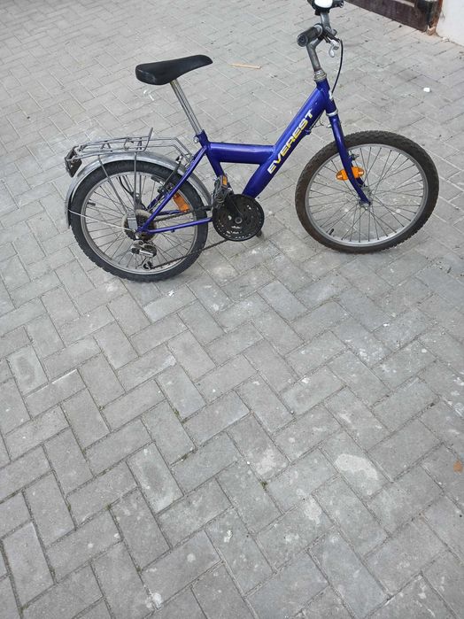 Vind două biciclete pentru copii