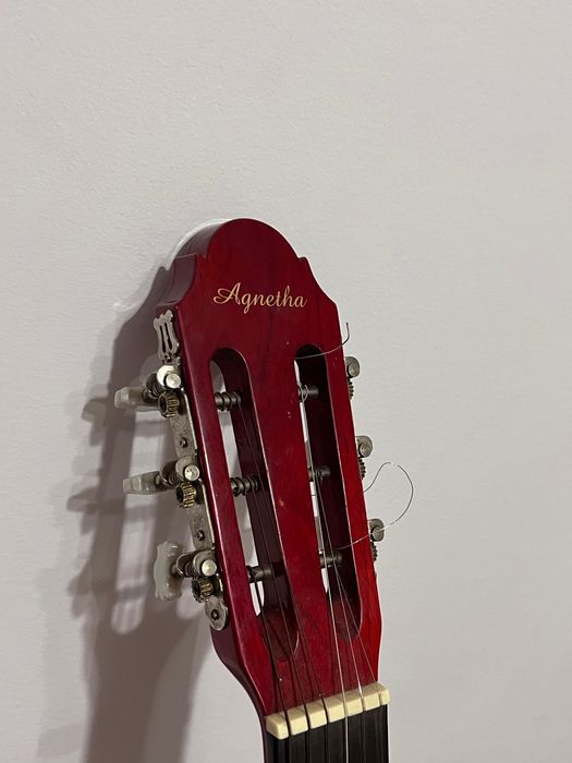 гитара Aghetha красного цвета