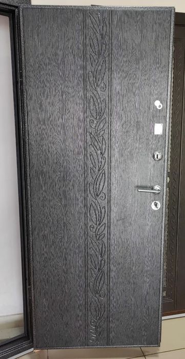 Входные, стальные двери.
