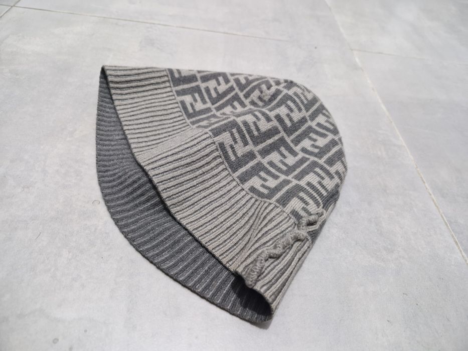 Caciula Fendi 10/10