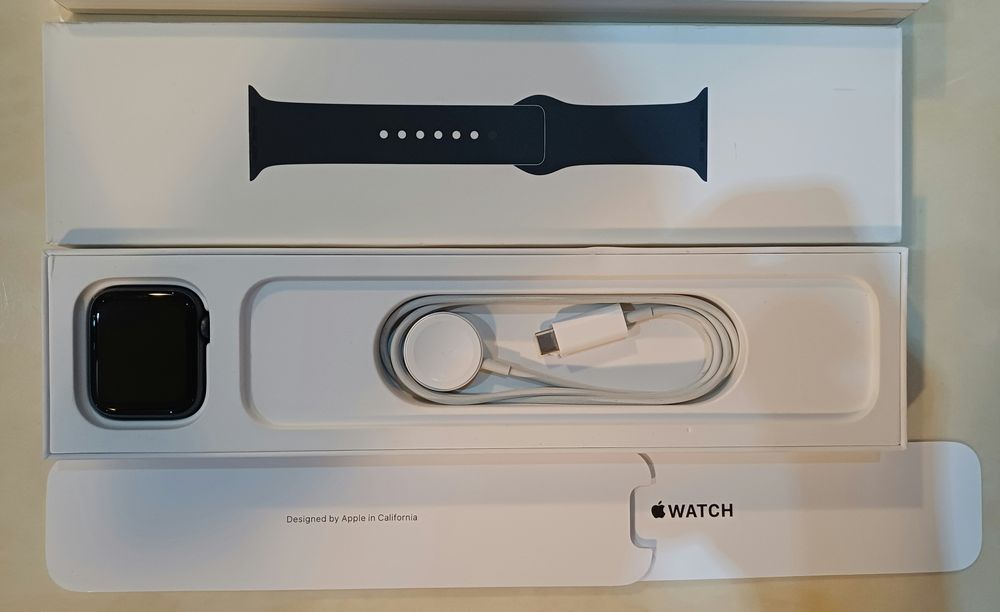 Продам Apple Watch SE
