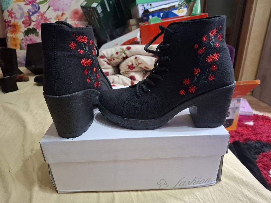 Botine cu imprimeu floral