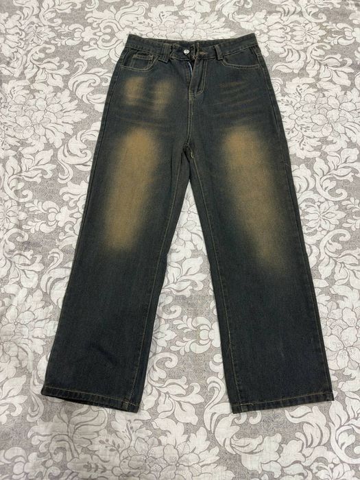 Джинсы с эффектом протертости