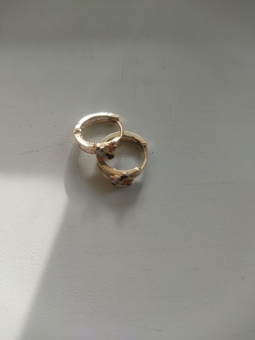 Продам  детские сережки уступка будет