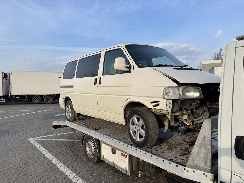 VW Transporter an 2000 Avariat