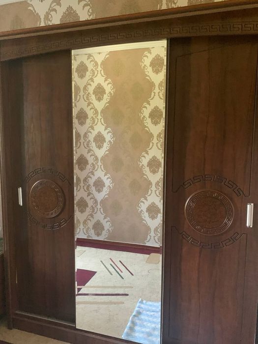 Shkaf yangi holatta yaxshi ko'p narsa ketadi kiyimlar  ko'p ketadi