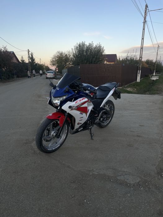Vand sau schimb Honda cbr 250