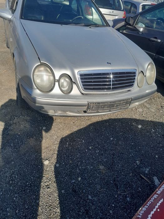 Продавам мерцедес слк 200 компресор на части