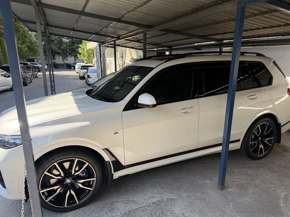 Продам свой Bmw x7 i40 Full. Официльная