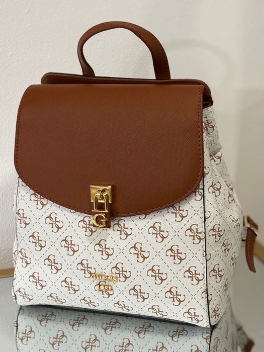 Genți disponibile pe mai multe modele
