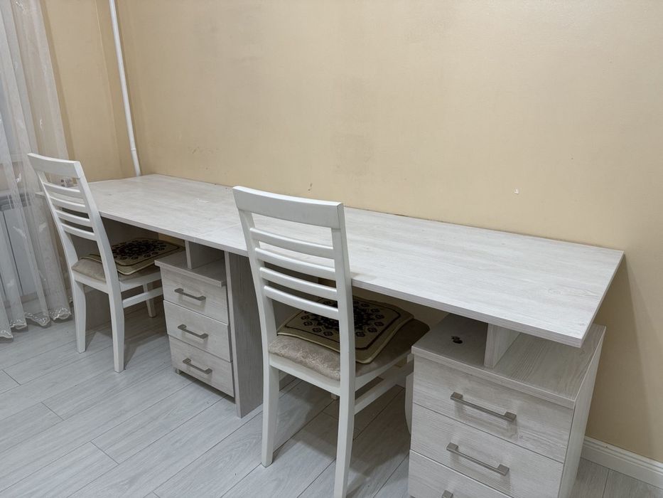 Отличный письменный стол,  цвета - айвори. Предаст в вашу комнату уют.
