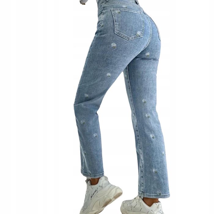 НОВИ с етекет дамски дънки с бродирани цветя