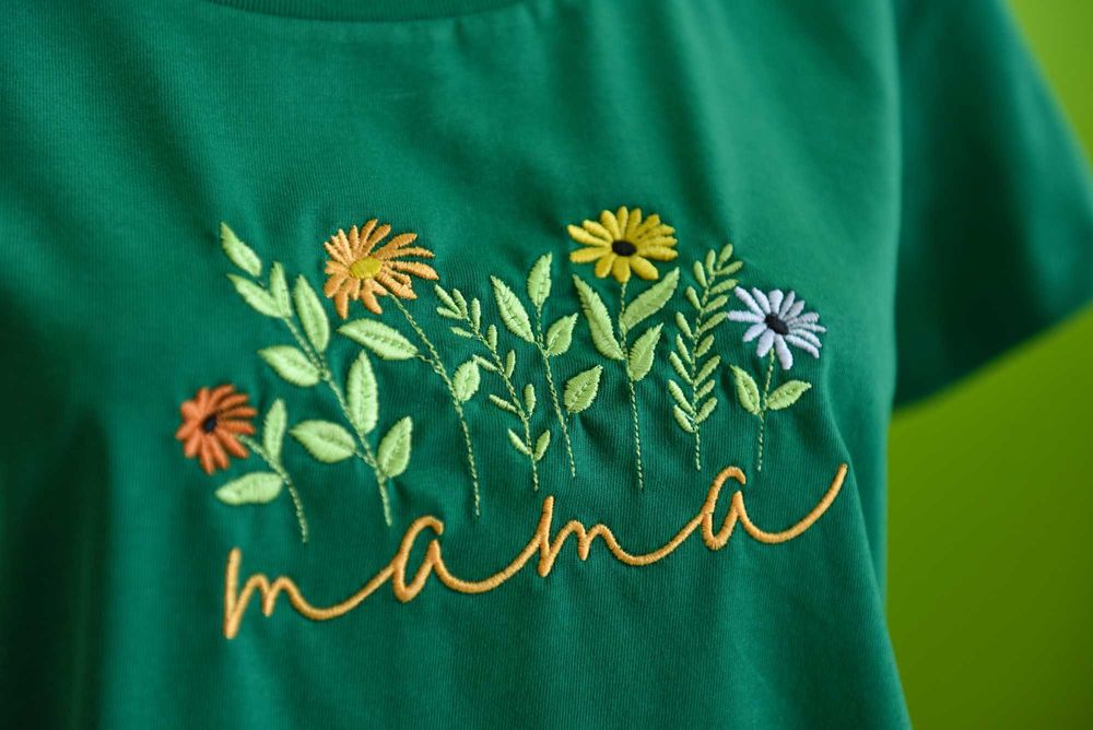 Дамска тениска с бродерия МАМА, подарък за 8-ми Март